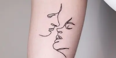 2 Linien auf Ihrem Arm Tattoo