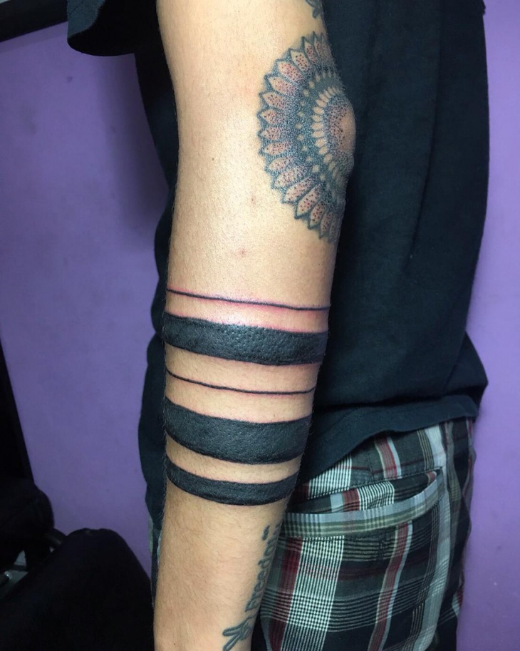 img/2-schwarze-bander-auf-arm-tattoo.jpg