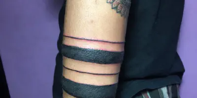 2 schwarze Bänder auf Arm Tattoo