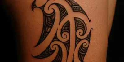 Polynesische Oberarm-Tätowierung: Bedeutungen und Designs