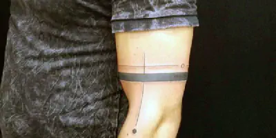 Alles, was Sie über Halskette am Arm Tattoo wissen müssen