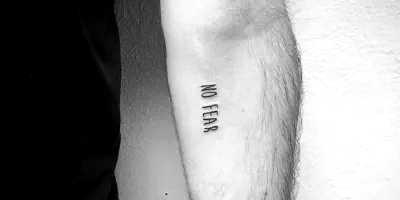 Die besten 2-Linien-Arm-Tattoos für eine stilvolle Körperkunst