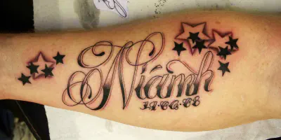 Name auf Arm Tattoo-Designs: Alles, was Sie wissen müssen