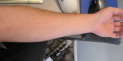 Alte Schultätowierung am Arm: Eine zeitlose Wahl