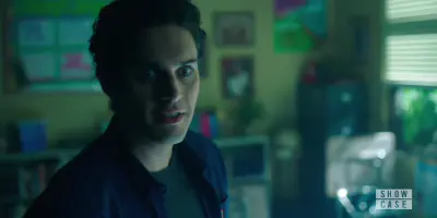 Alles über Aria Shahghasemis Arm Tattoo