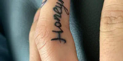 Ariana Grande Schmetterlings-Armtätowierung