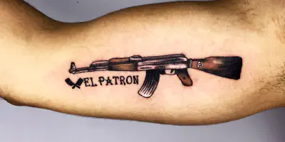 Die Bedeutung einer Arm-Tätowierung mit AK47