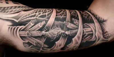 Bedeutungsvolle Arm-Tattoo-Designs, die den Glauben an Gott symbolisieren