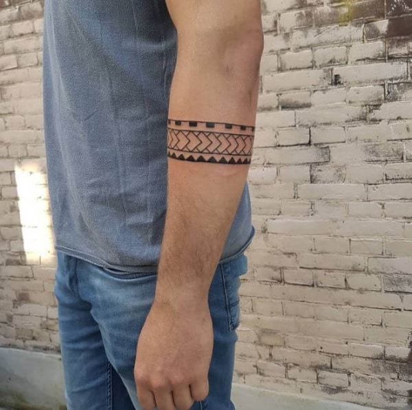 img/arm-tattoo-in-der-nahe-des-ellbogens.jpg