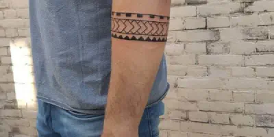 Arm Tattoo in der Nähe des Ellbogens
