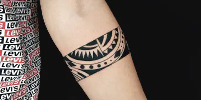 Die Orientierung von Arm-Tattoos