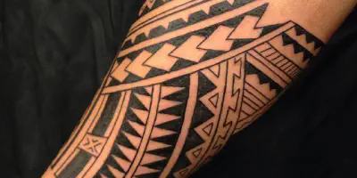 Tätowierung am Arm im Polynesischen Stil