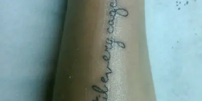 Die besten Schriftarten für Arm Tattoos