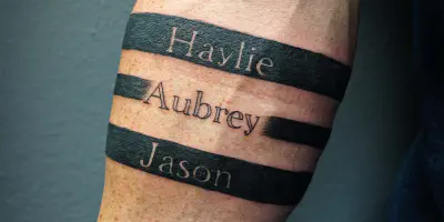 Tätowierungen um den Arm wickeln