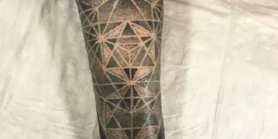 Arm Tattoo zur Abdeckung von Dehnungsstreifen