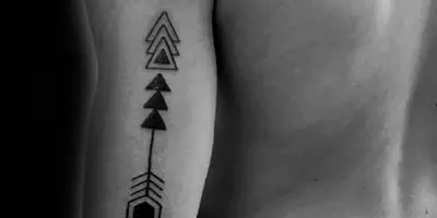 Schmerzen beim Tätowieren des hinteren Arms