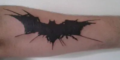Batman Arm Tattoo - Ein ikonisches Symbol für Superhelden-Fans
