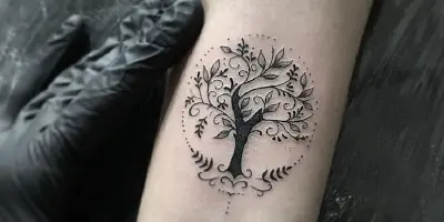 Der Baum des Lebens als Arm Tattoo