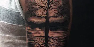 Die Bedeutung eines Baum-Tattoos am Arm