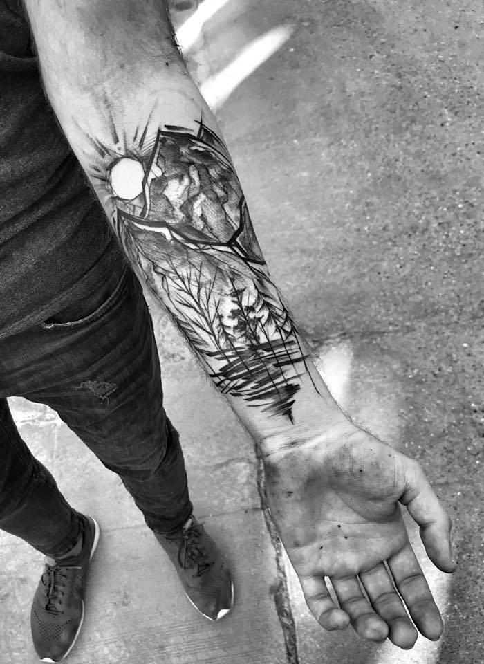 img/blackwork-oberarm-tattoo.jpg