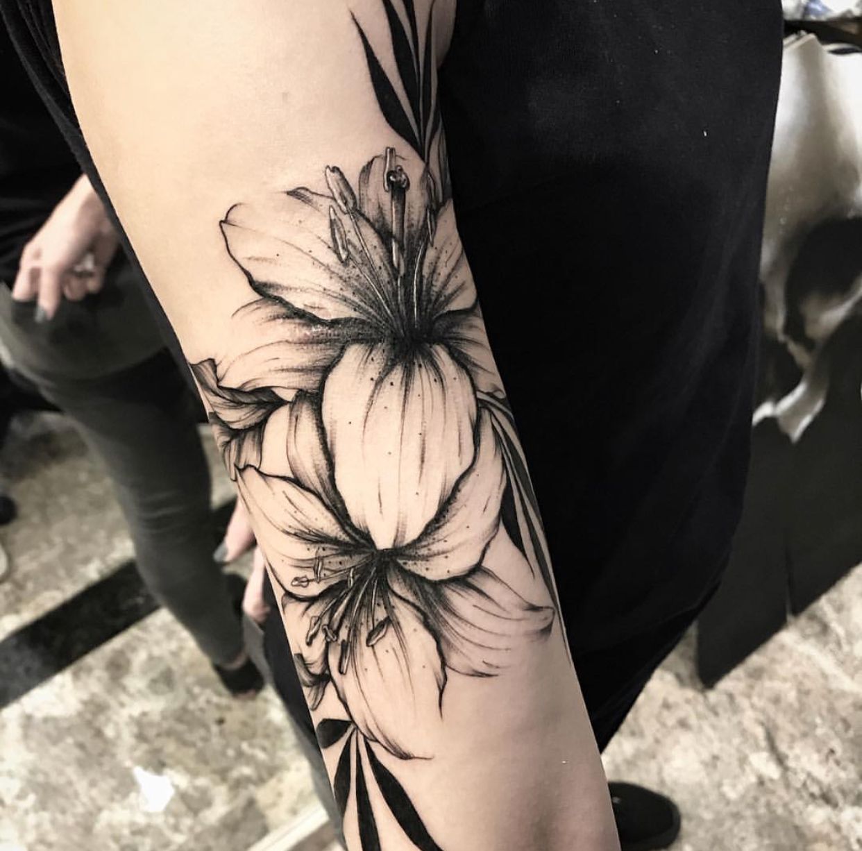img/blumen-umwickeltes-arm-tattoo.jpg