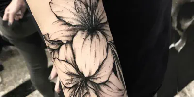 Blumen umwickeltes Arm Tattoo