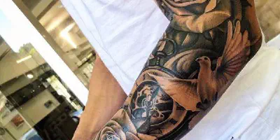 Brust- und Halbarmtattoo