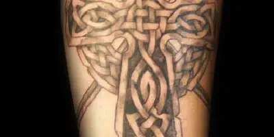 Celtic Cross Arm Tattoo: Bedeutung, Geschichte und Design