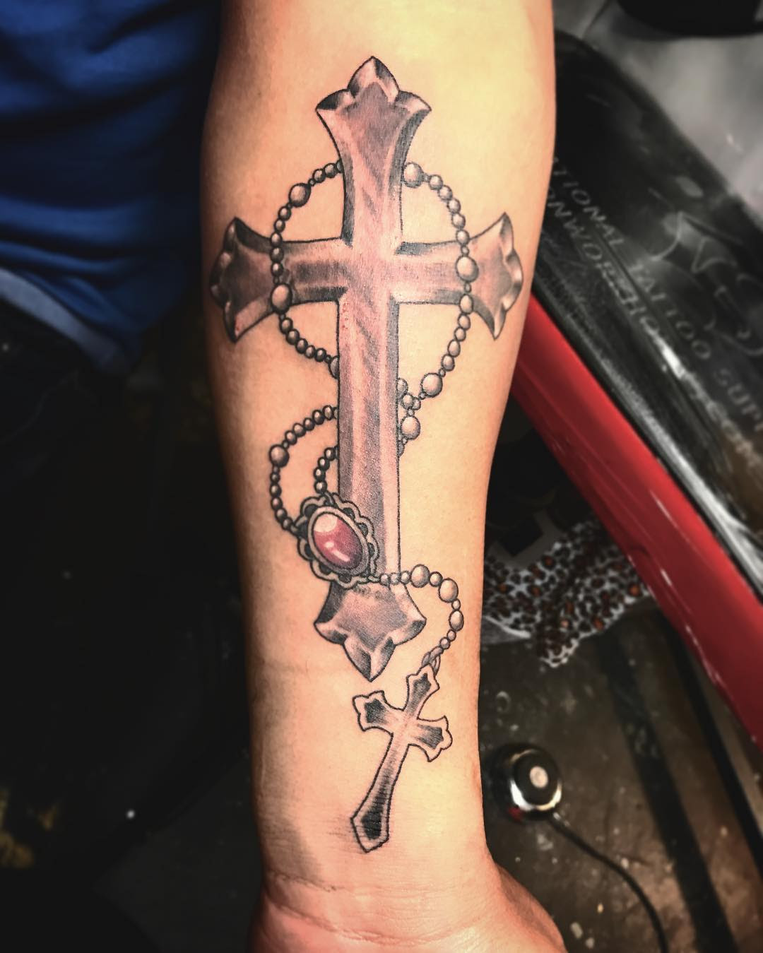img/cross-halskette-arm-tattoo.jpeg