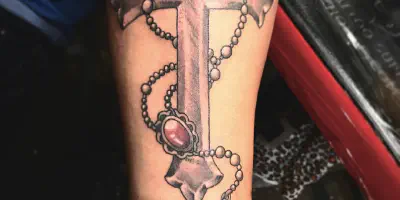 Kreuz Halskette Arm Tattoo