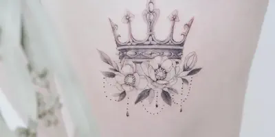 Die Bedeutung von Krönungswappen-Tattoos