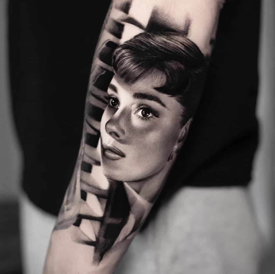 img/das-gesichtsportraet-mit-arm-tattoo.jpg