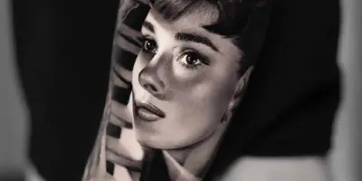 Das Gesichtsporträt mit Arm Tattoo