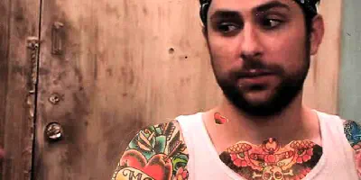 Die Charlie Day Arm Tattoo Bedeutung - Alles, was Sie wissen müssen