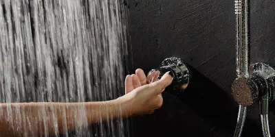 Duschen mit Arm-Tattoo