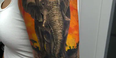 Was bedeutet ein Elefantenarm-Tattoo?