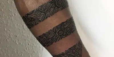 Erschreckendes Arm Tattoo: Bedeutung, Designs und Tipps