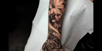 Die Bedeutung von Blumen-Tattoos auf dem Ärmel