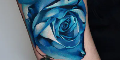 Die Bedeutung eines Geldrosenarm-Tattoos