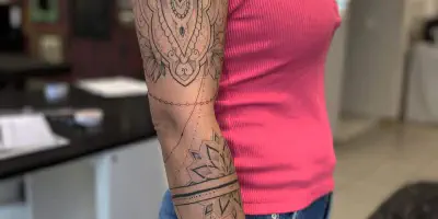 Hängtätowierung am schlaffen Oberarm – Was tun?