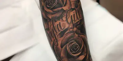 Die Bedeutung von Wörtern in einem Inneren Arm Tattoo
