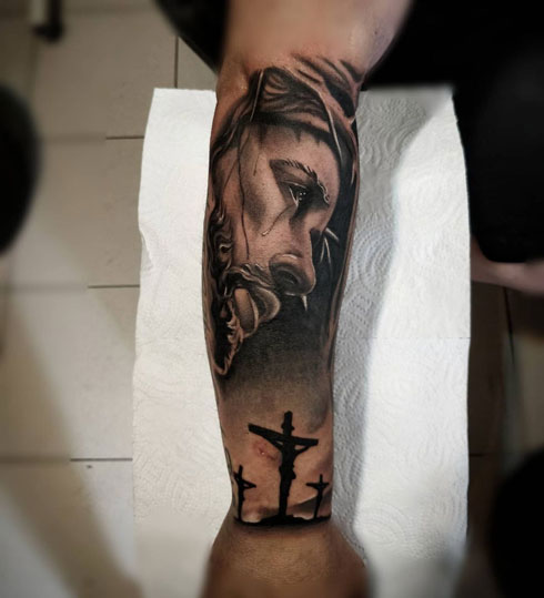 img/jesus-kreuzigung-arm-tattoo.jpg