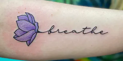 Die Bedeutung eines "Just Breathe" Arm Tattoos