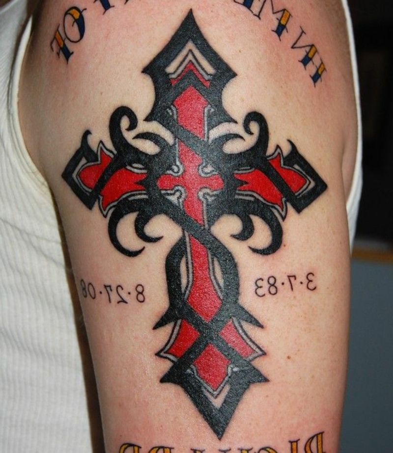 img/keltisches-kreuz-oberarm-tattoo.jpg