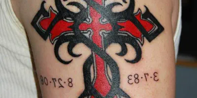 Keltisches Kreuz Oberarm Tattoo