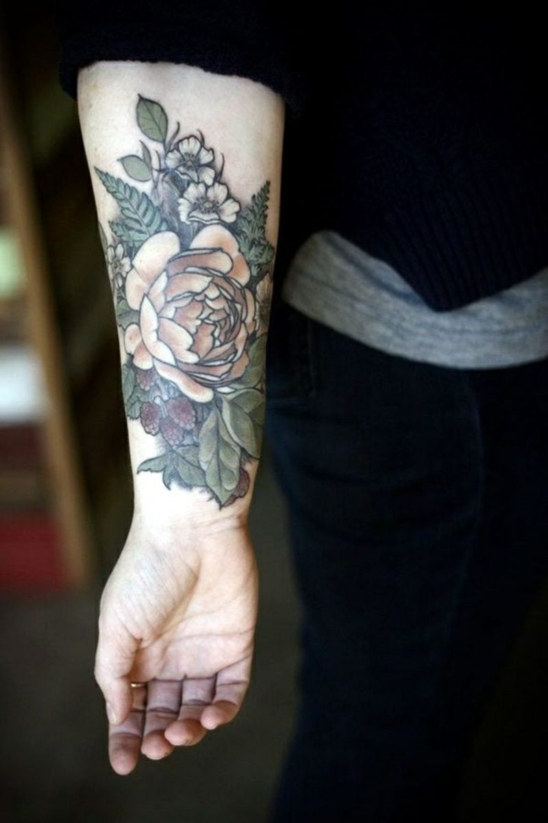 img/kleine-blumenarm-tattoos-zeitlose-wahl.jpg
