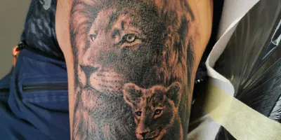 Löwe mit Krone Arm Tattoo