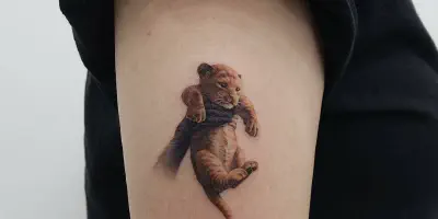 Löwen Augen Arm Tattoo