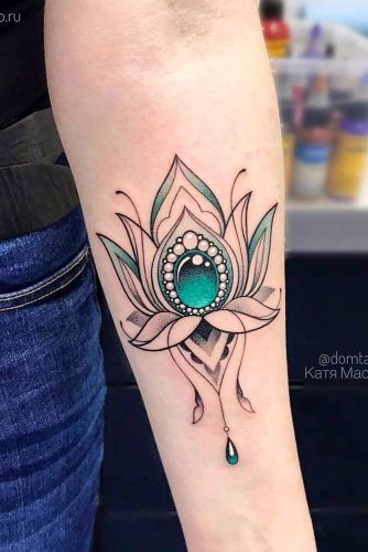 img/lotusblume-oberarm-tattoo.jpg