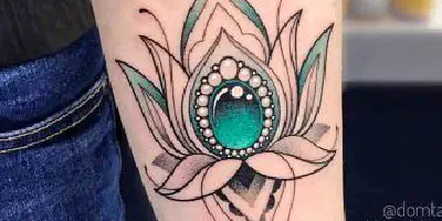 Die Lotusblume als Oberarmtattoo
